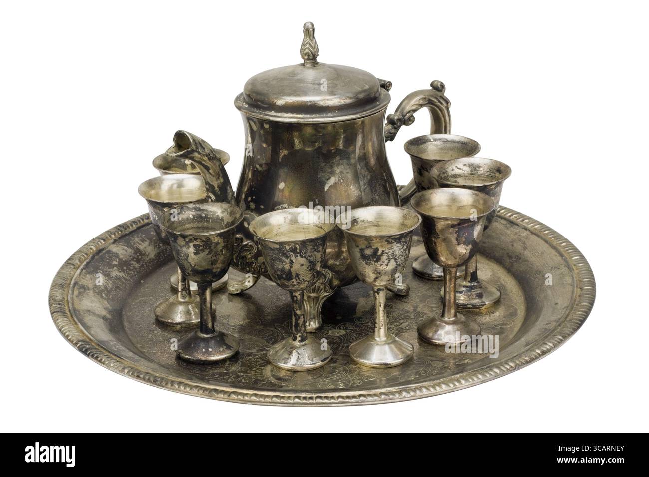 Preparati per il liquore su otto persone dei falsificatori cinesi. Il falso argento si è oscurato ed è stato coperto da macchie di ossido. Sono pericolosi per la salute Foto Stock