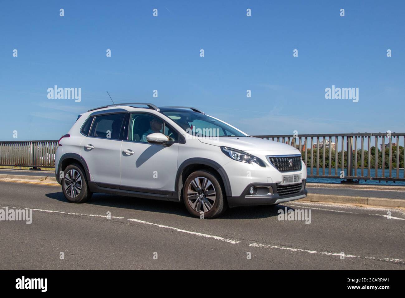 2018 White Peugeot Allure Premium Puretech 82 Start/Stop Car SUV a benzina da 1199 cc; guida sul lungomare di Southport, Regno Unito Foto Stock