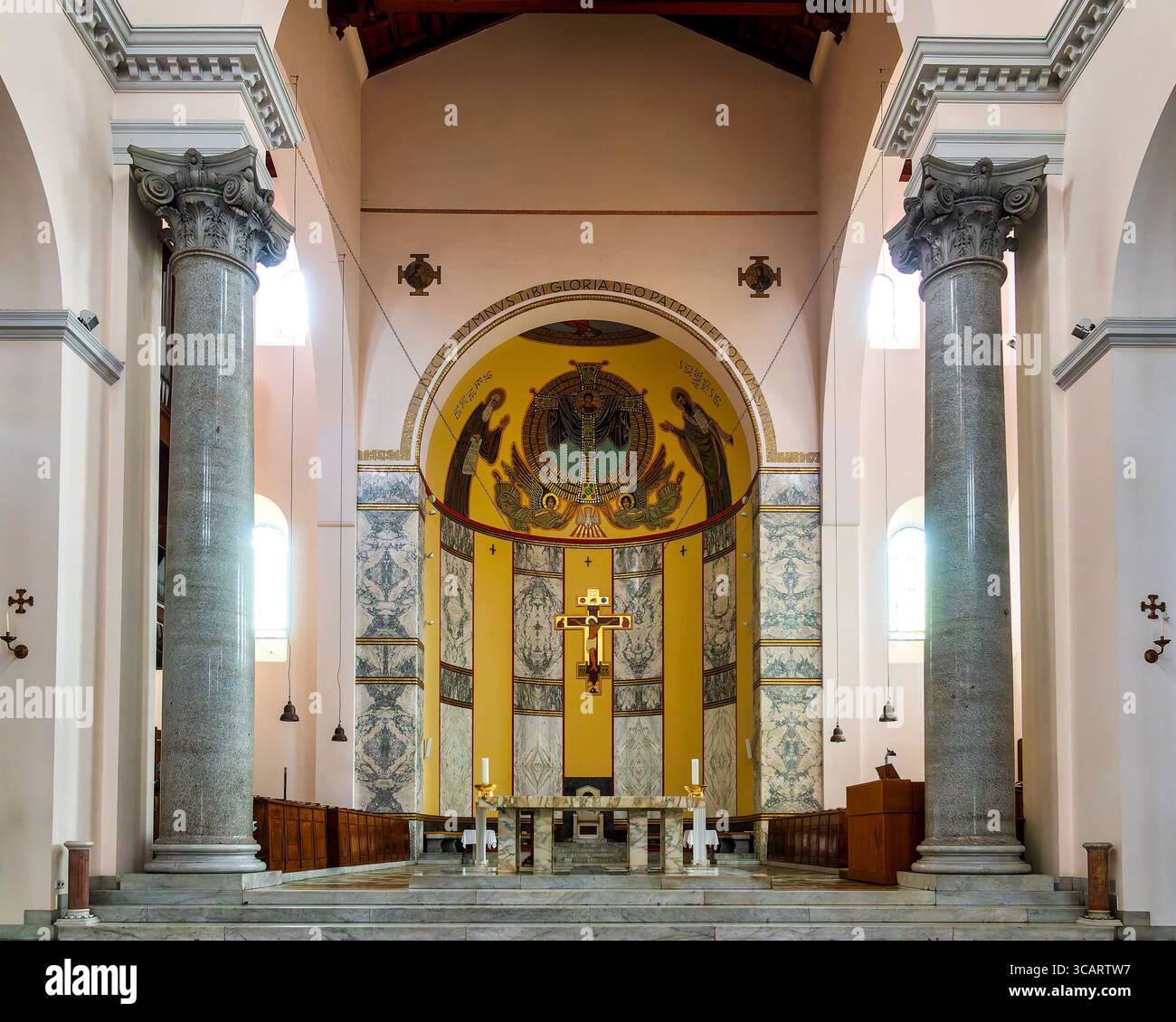 Veduta interna dell'abside e dell'altare di Sant'Anselmo all'Aventino, la chiesa benedettina sul colle Aventino a Roma, Italia Foto Stock