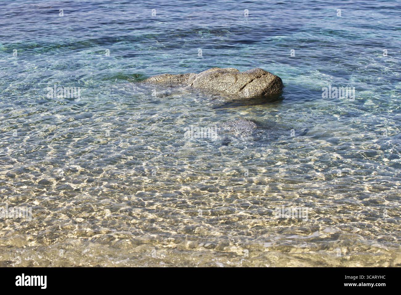 Vista libera del fondale marino con rocce in acque turchesi, Ricadi, Capo Vaticano Foto Stock