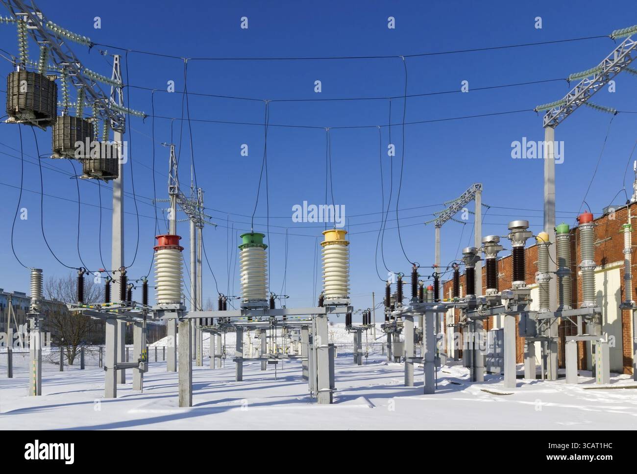 Dei sistemi di distribuzione e di commutazione della alimentazione di energia elettrica per una piccola comunità inverno n city Foto Stock