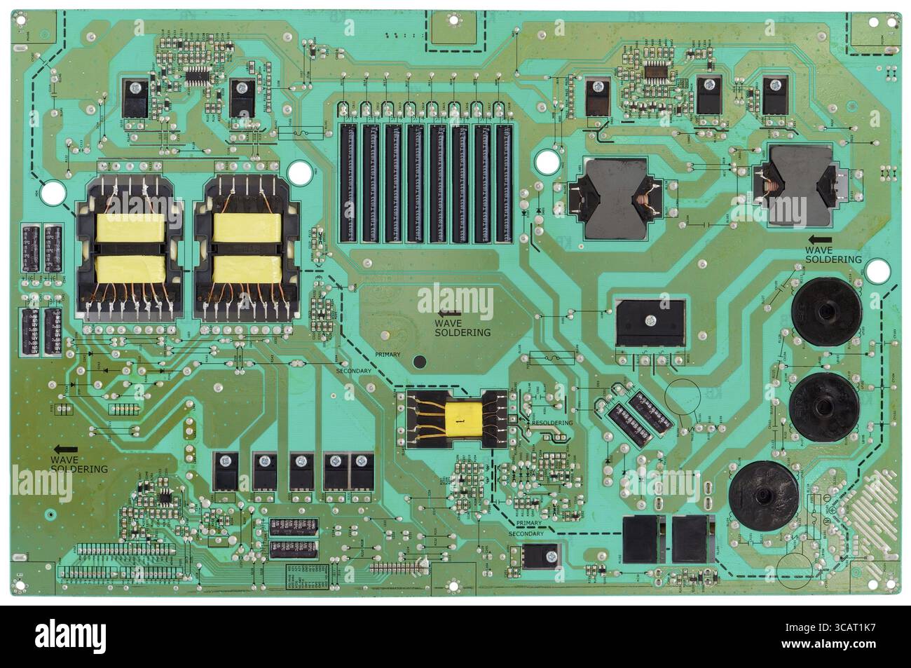 Componenti elettronici ad alta potenza e concetto di tensione. La vera scheda a circuito stampato della forte alimentazione di apparecchiature moderne per la produzione di massa. Nessun compromesso Foto Stock