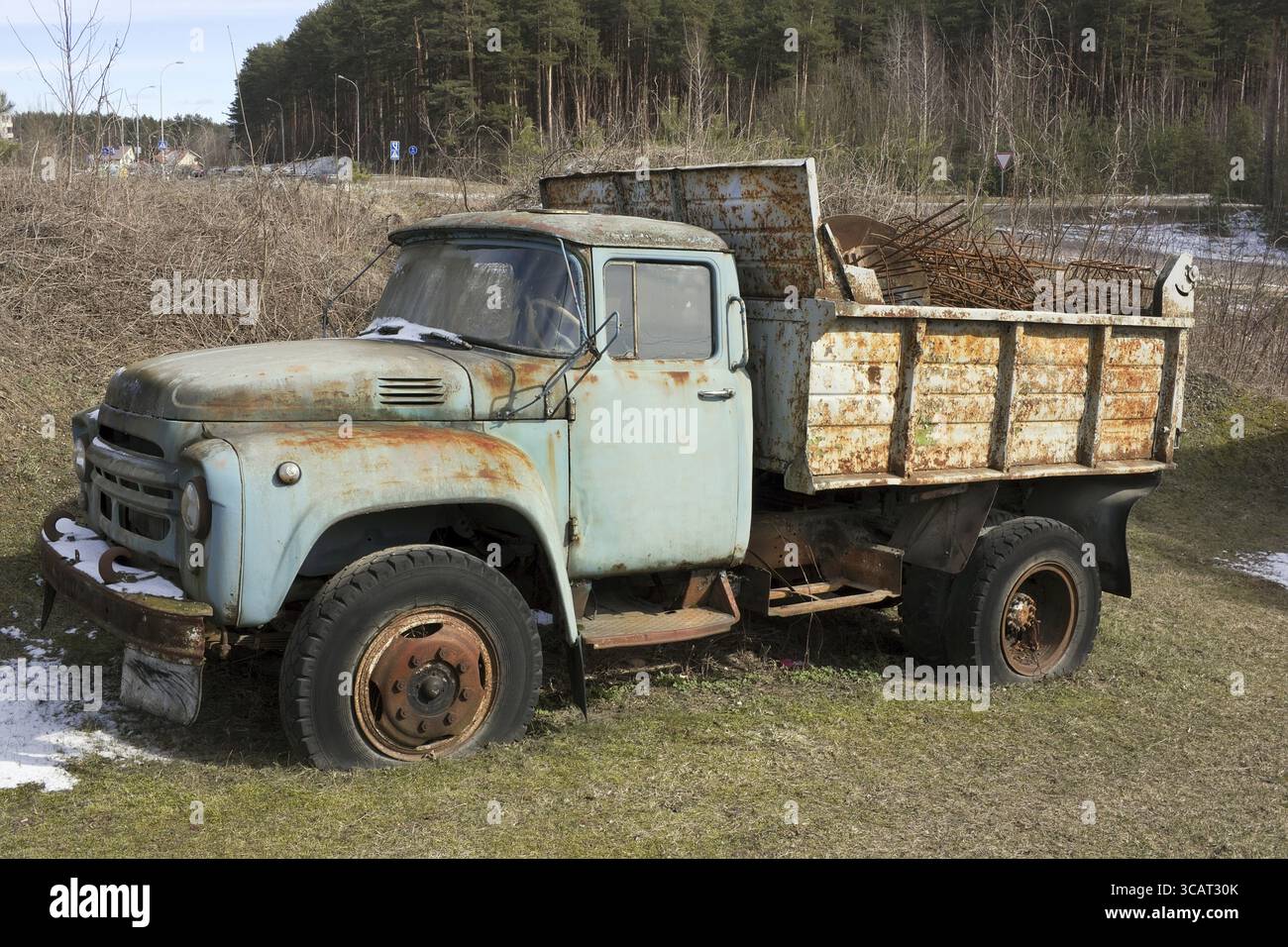 Il vecchio camion di produzione di massa sovietico arrugginito e dimenticato della metà del XX secolo attende di essere utilizzato Foto Stock