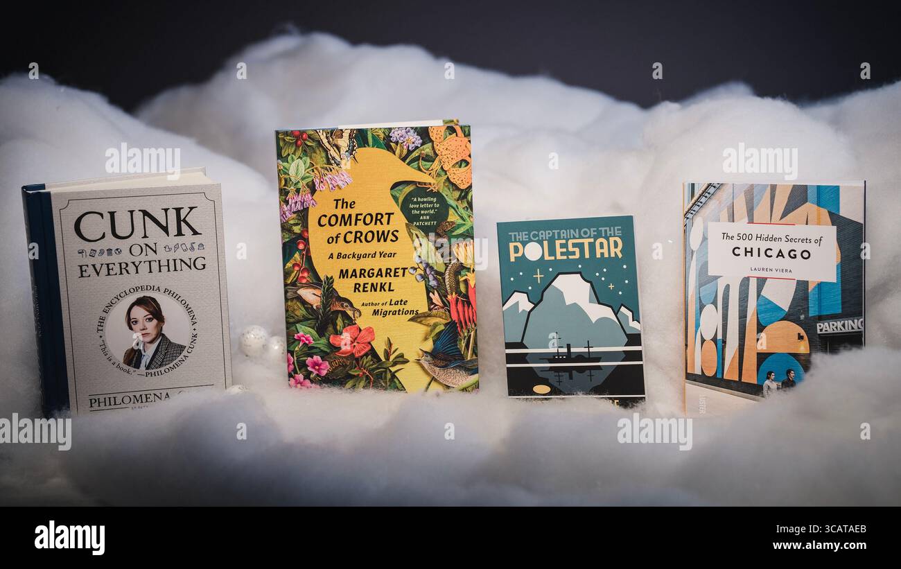30 novembre 2023: Per coloro che non hanno un tavolino da caffè: ''Cunk on Everything'' è uno spin-off della serie Netflix; ''The comfort of Crows'' è il poke evocativo di Margaret Renkl lungo un anno intorno al suo cortile; l'ultimo episodio della serie di storie di fantasmi di Biblioasis per la vigilia di Natale; e la guida di Lauren Viera per la non cantata, sottovalutata e intatta di Chicago. (Immagine di credito: © E. Jason Wambsgans/Chicago Tribune via ZUMA Press Wire) Foto Stock