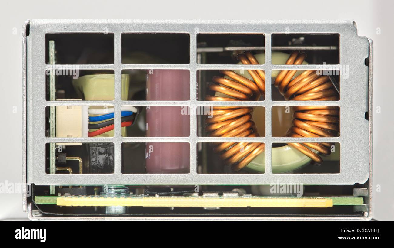 Commutazione dei componenti del server del computer dell'alimentatore, bobina del cablaggio della batteria. Foto Stock