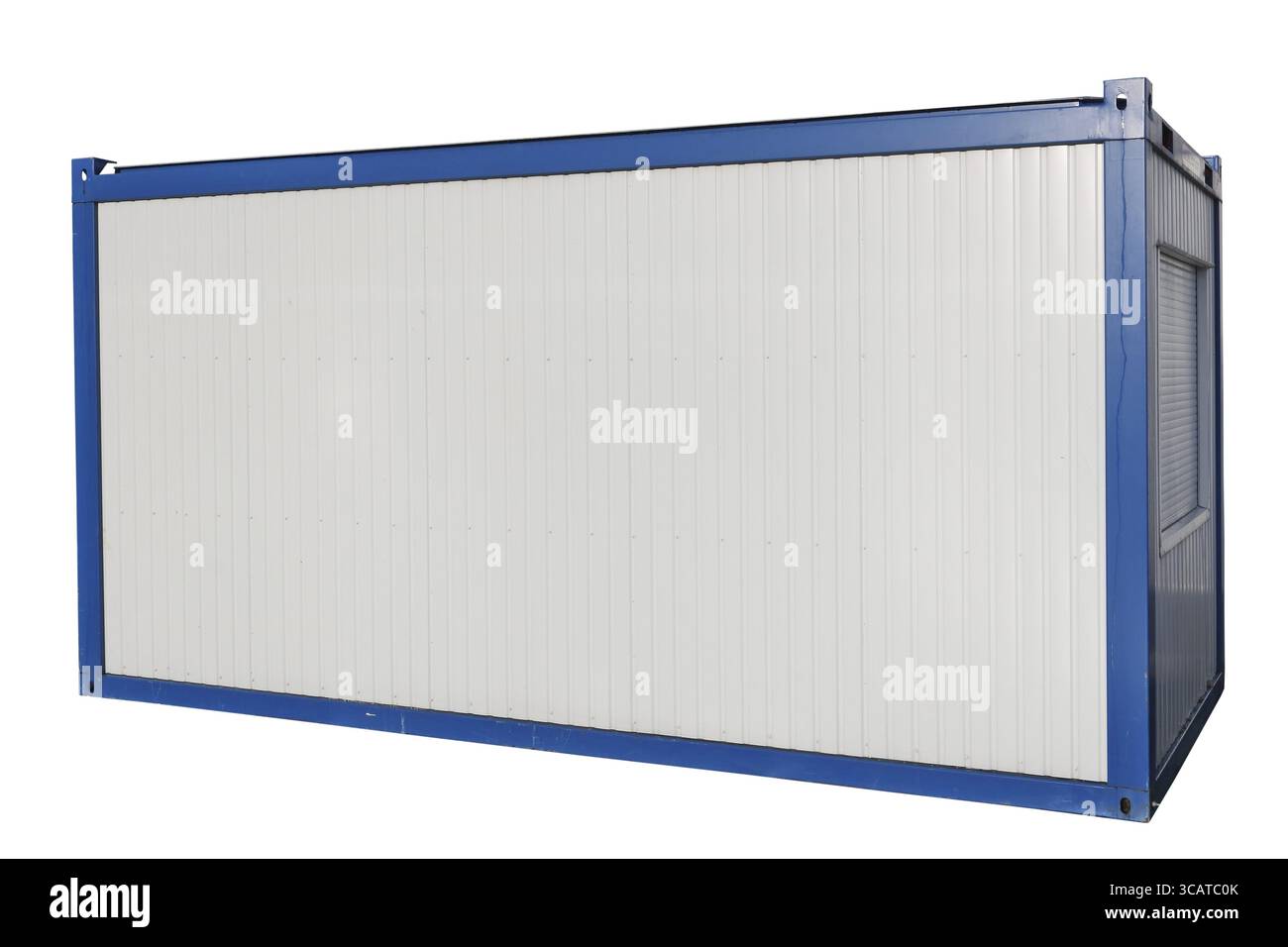 I contenitori blu per uffici mobili temporanei sono installati vicino al cantiere. Isolato su bianco Foto Stock