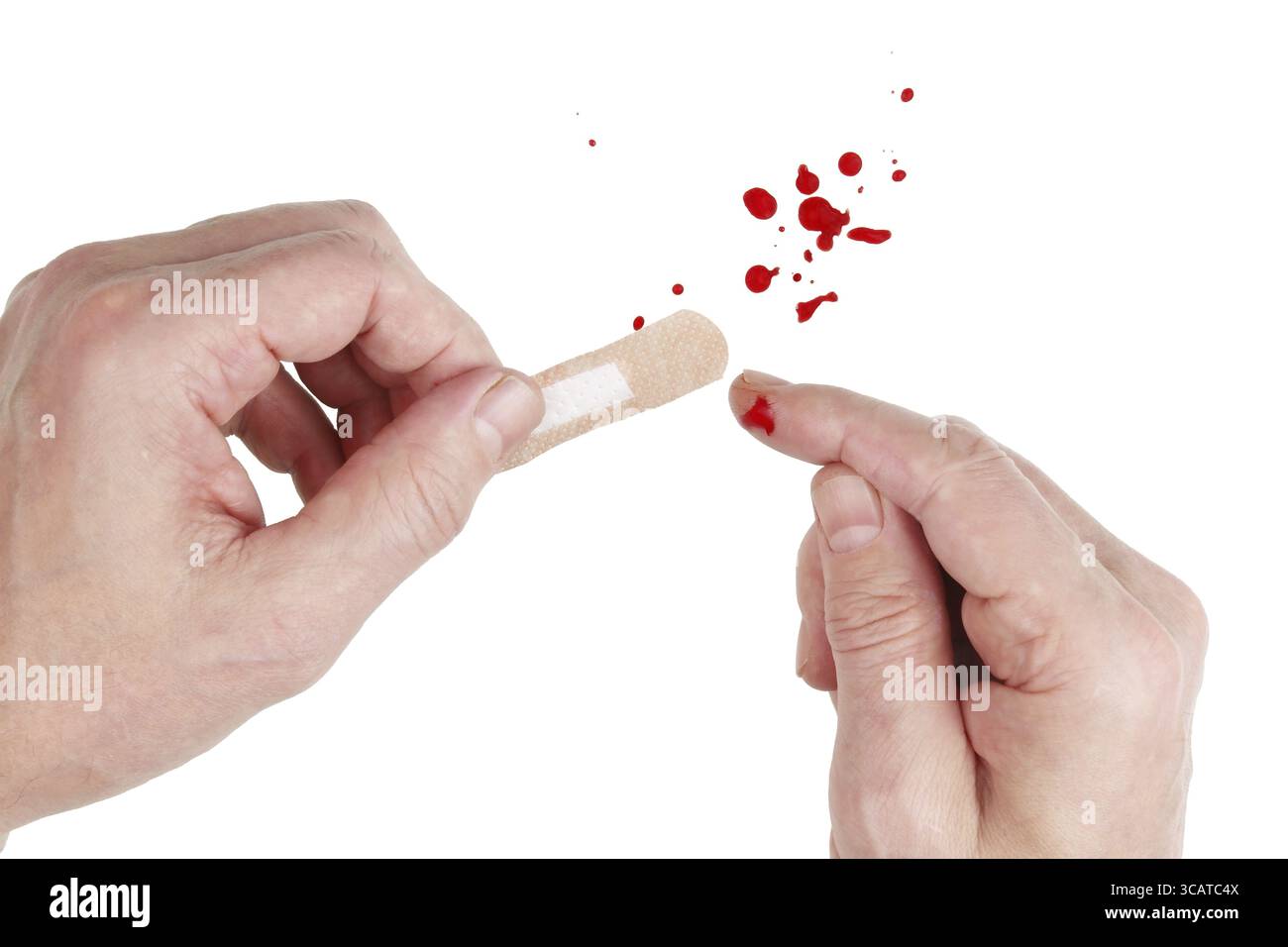 Se si taglia il dito e il sangue scorre - è necessario utilizzare un cerotto medico. Concept shot isolato in studio con vista dall'alto bianca Foto Stock