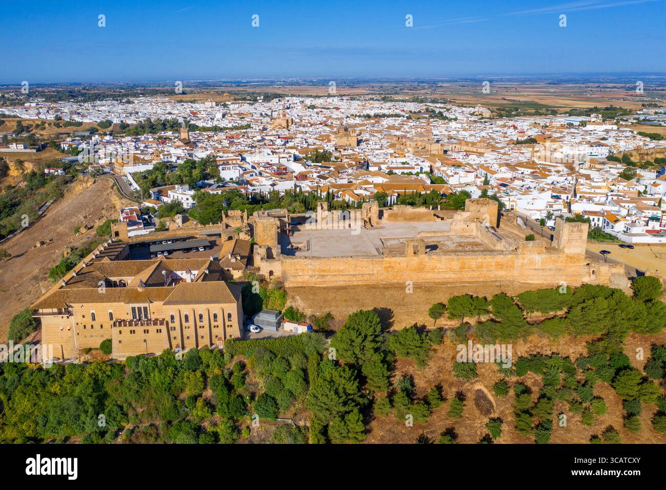 18 settembre 2022, Siviglia, Spagna: Veduta aerea dell'Alcazar del Rey Don Perdro nella città vecchia di Carmona Siviglia Andalusia a sud della Spagna...l'Alcazar del Rey Don Pedro è l'Alcazar reale di Carmona. Il complesso è ufficialmente chiamato AlcÃ¡zar de Arriba e Puerta de Marchena. Un altro nome è AlcÃ¡zar de la Puerta de Marchena. Si trova nel comune di Carmona, (Siviglia) in Spagna. Questo edificio fu costruito da Pietro i di Castiglia, come il Palazzo di Pietro i del Real AlcÃ¡zar di Siviglia. (Immagine di credito: © Sergi Reboredo/ZUMA Press Wire) Foto Stock