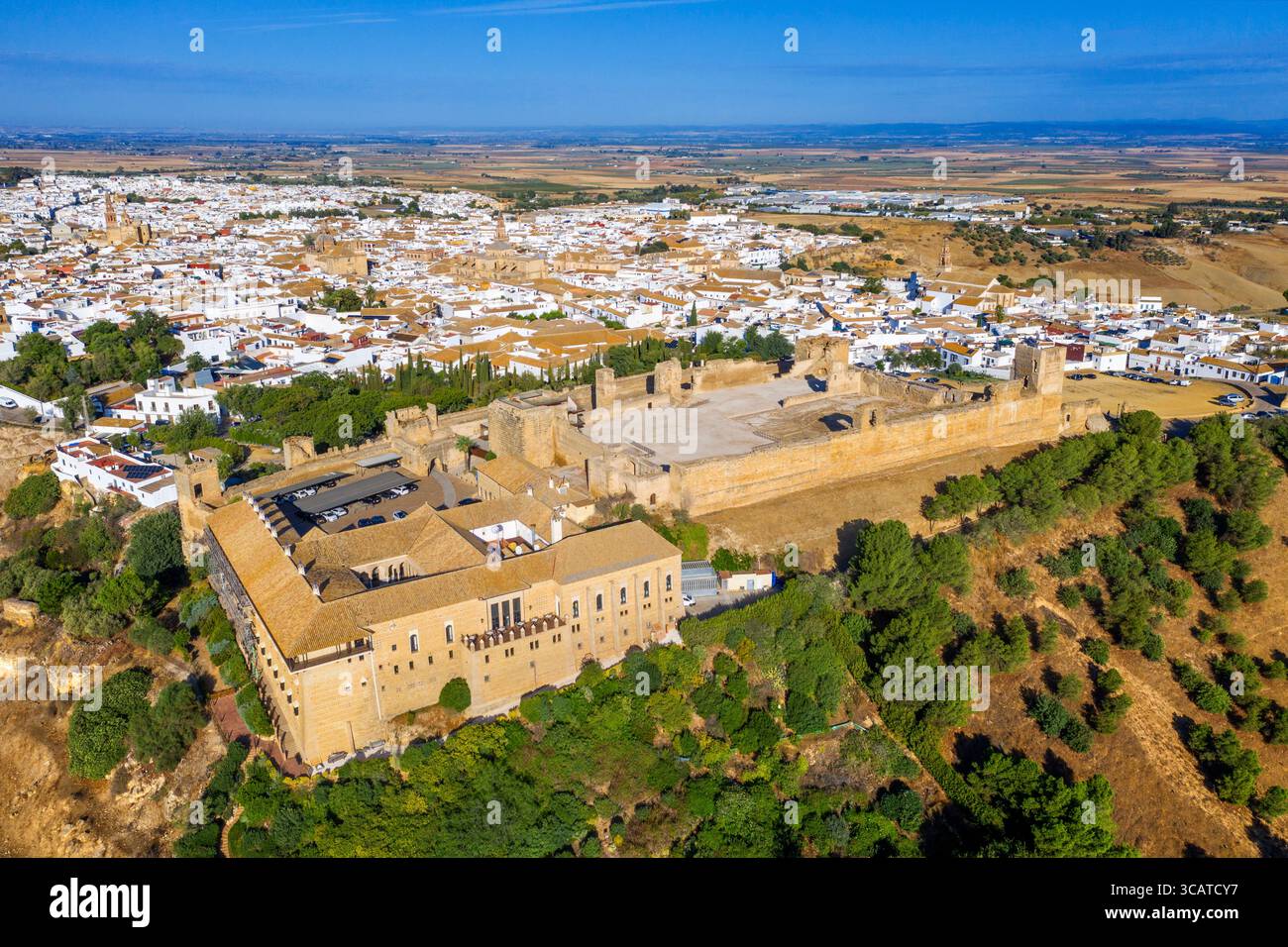 18 settembre 2022, Siviglia, Spagna: Veduta aerea dell'Alcazar del Rey Don Perdro nella città vecchia di Carmona Siviglia Andalusia a sud della Spagna...l'Alcazar del Rey Don Pedro è l'Alcazar reale di Carmona. Il complesso è ufficialmente chiamato AlcÃ¡zar de Arriba e Puerta de Marchena. Un altro nome è AlcÃ¡zar de la Puerta de Marchena. Si trova nel comune di Carmona, (Siviglia) in Spagna. Questo edificio fu costruito da Pietro i di Castiglia, come il Palazzo di Pietro i del Real AlcÃ¡zar di Siviglia. (Immagine di credito: © Sergi Reboredo/ZUMA Press Wire) Foto Stock