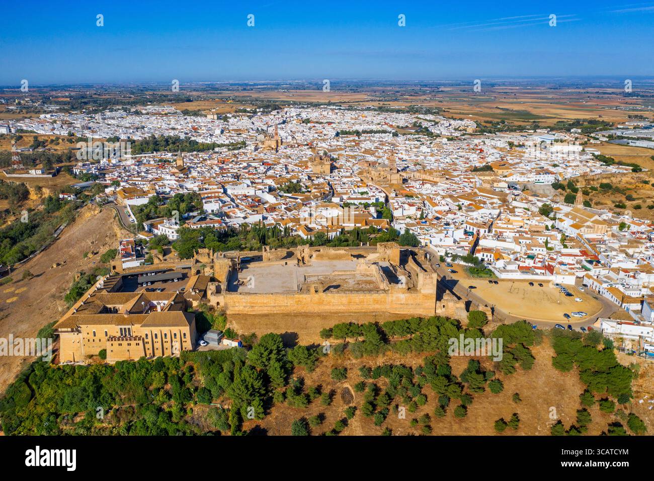18 settembre 2022, Siviglia, Spagna: Veduta aerea dell'Alcazar del Rey Don Perdro nella città vecchia di Carmona Siviglia Andalusia a sud della Spagna...l'Alcazar del Rey Don Pedro è l'Alcazar reale di Carmona. Il complesso è ufficialmente chiamato AlcÃ¡zar de Arriba e Puerta de Marchena. Un altro nome è AlcÃ¡zar de la Puerta de Marchena. Si trova nel comune di Carmona, (Siviglia) in Spagna. Questo edificio fu costruito da Pietro i di Castiglia, come il Palazzo di Pietro i del Real AlcÃ¡zar di Siviglia. (Immagine di credito: © Sergi Reboredo/ZUMA Press Wire) Foto Stock