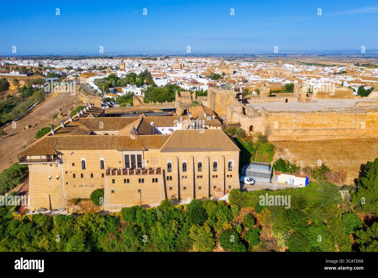 18 settembre 2022, Siviglia, Spagna: Veduta aerea dell'Alcazar del Rey Don Perdro nella città vecchia di Carmona Siviglia Andalusia a sud della Spagna...l'Alcazar del Rey Don Pedro è l'Alcazar reale di Carmona. Il complesso è ufficialmente chiamato AlcÃ¡zar de Arriba e Puerta de Marchena. Un altro nome è AlcÃ¡zar de la Puerta de Marchena. Si trova nel comune di Carmona, (Siviglia) in Spagna. Questo edificio fu costruito da Pietro i di Castiglia, come il Palazzo di Pietro i del Real AlcÃ¡zar di Siviglia. (Immagine di credito: © Sergi Reboredo/ZUMA Press Wire) Foto Stock