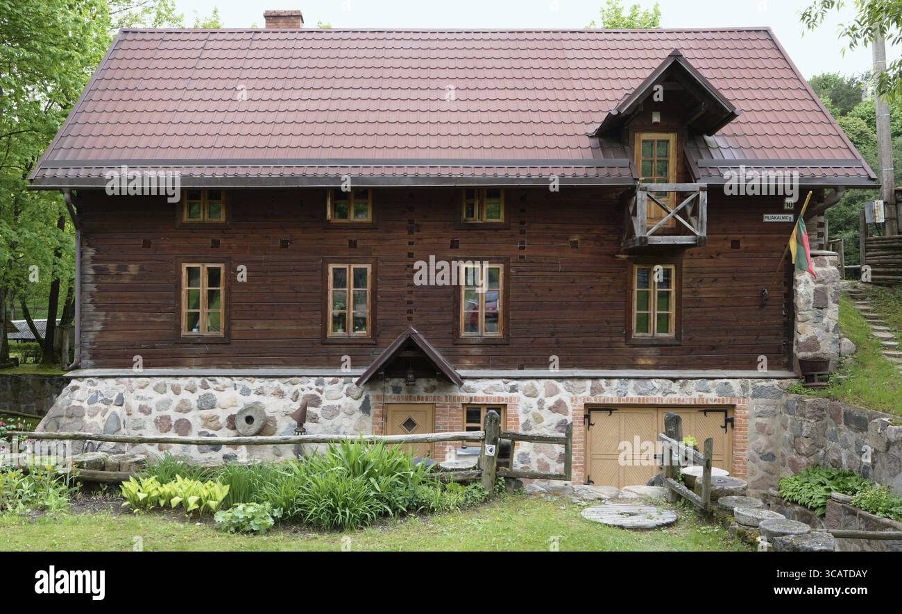 VILNIUS, LITUANIA - 15 MAGGIO 2016: Museo etnografico di un'attrezzatura retrò per il bagno nel territorio di un vecchio mulino a vento. E' l'area di Pilaitie, il mos Foto Stock