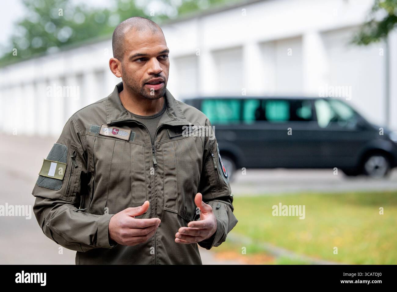 7 agosto 2025, bassa Sassonia, Oldenburg: Mauritius Fahrbach, capo del comando operazioni speciali della bassa Sassonia (SEK), si erge sui terreni dell'Accademia di polizia della bassa Sassonia durante un'esercitazione. Le unità speciali della polizia di stato nella bassa Sassonia esistono da 50 anni. La task force speciale (SEK) e la task force mobile (MEK) sono schierate quando sussiste una particolare minaccia o sono richieste conoscenze specializzate. Foto: Hauke-Christian Dittrich/dpa Foto Stock