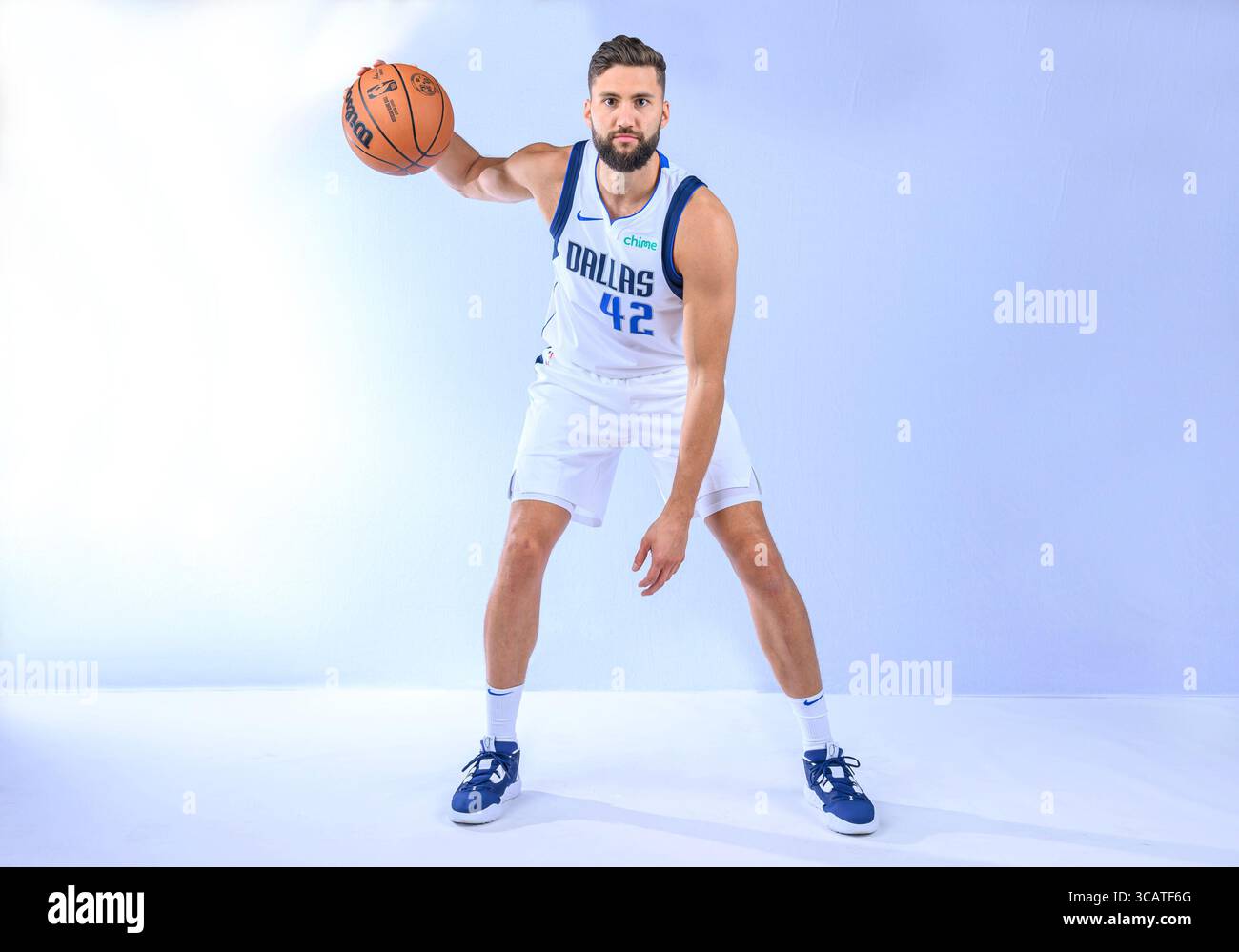 29 settembre 2023: Il centro Dallas Mavericks Maxi Kleber #42 posa durante il Dallas Mavericks Media Day tenutosi presso l'American Airlines Center di Dallas, Texas Albert pena / Cal Sport Media (immagine di credito: © Albert pena/CSM via ZUMA Press Wire) Foto Stock