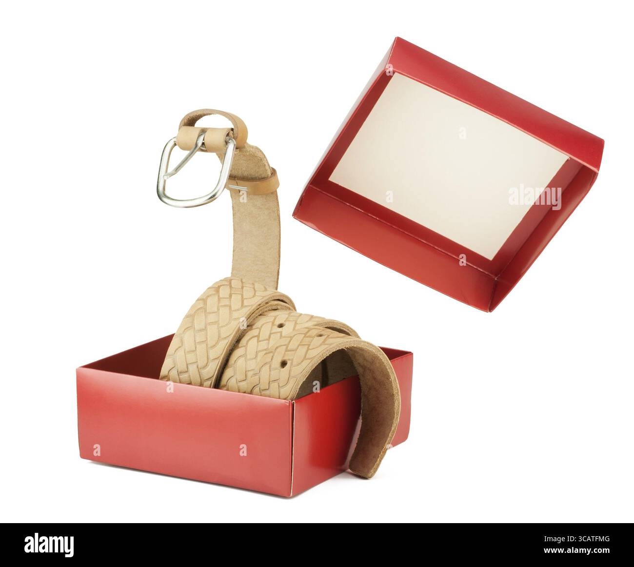 La cintura gialla in pelle salta fuori da una confezione regalo rossa come un serpente. Isolato su bianco Foto Stock