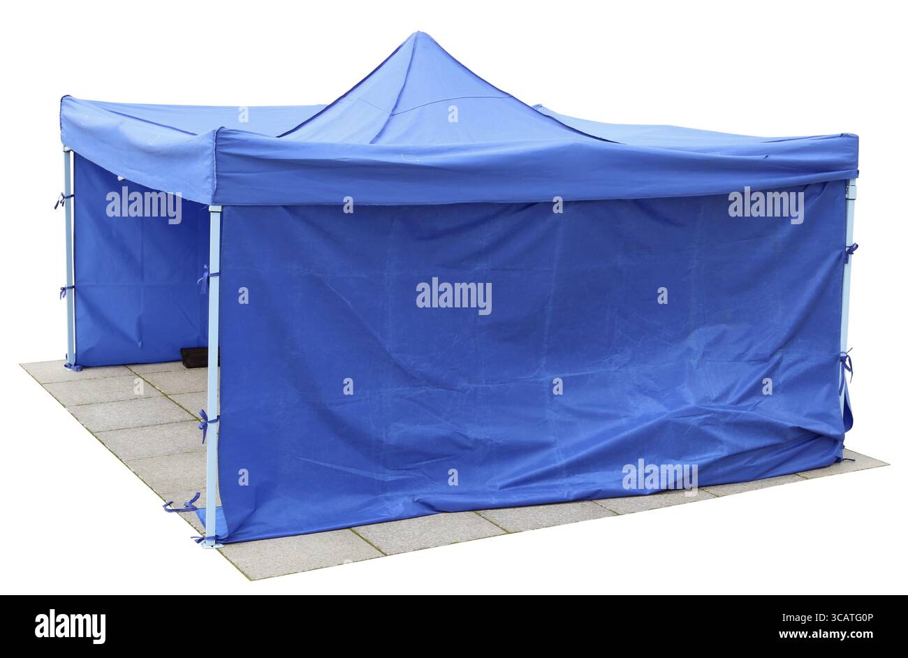 Tela corta blu, nessuna tenda con nome è installata sulla piazza di granito della città vecchia. Isolato su bianco con patch Foto Stock