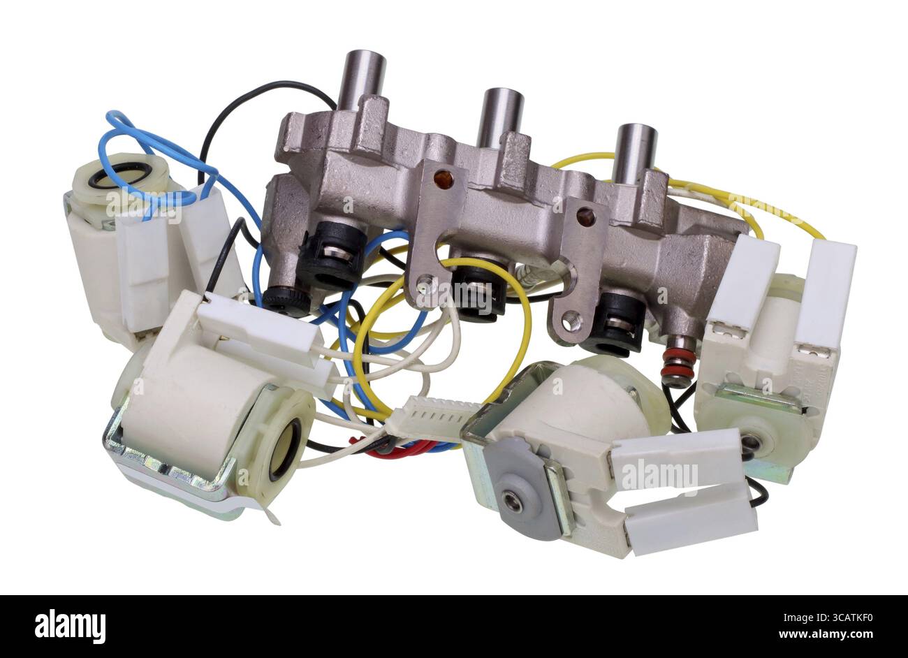Il cuore artificiale spezzato del concetto di meccanismo. Valvole, fili e tubi e tubi in acciaio come vasi sanguigni.isolati Foto Stock