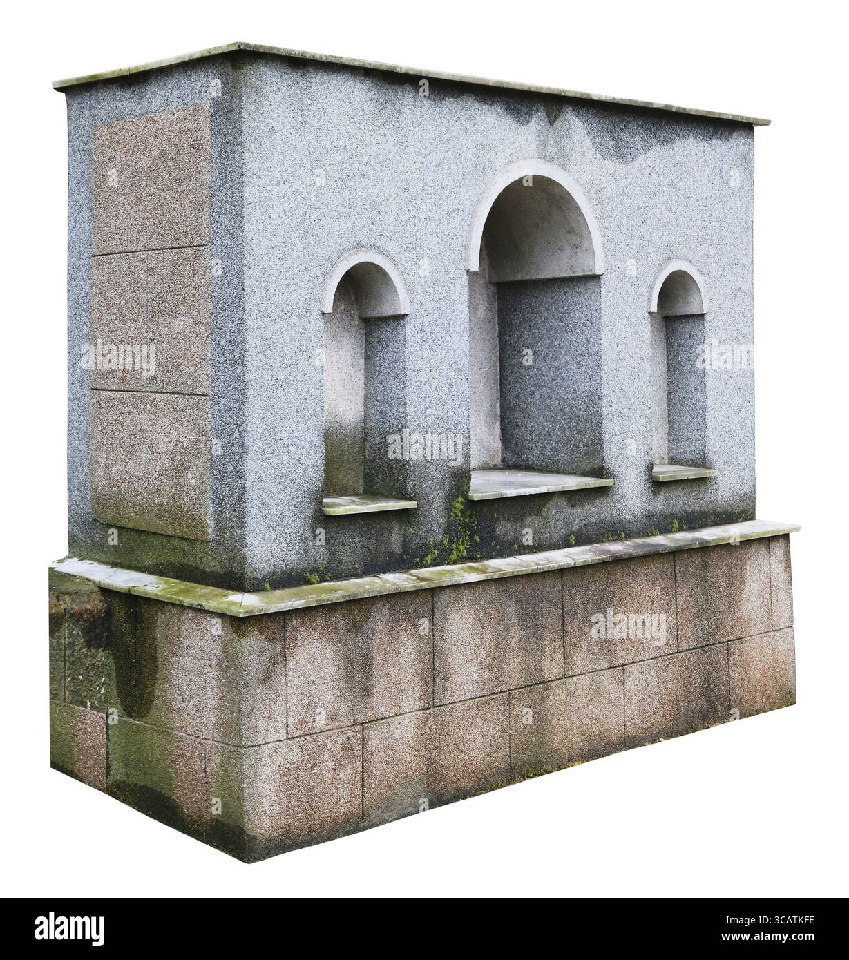 Antica di muschio artefatto di granito nei pressi di una chiesa medievale. Isolato su bianco. Vista in prospettiva Foto Stock