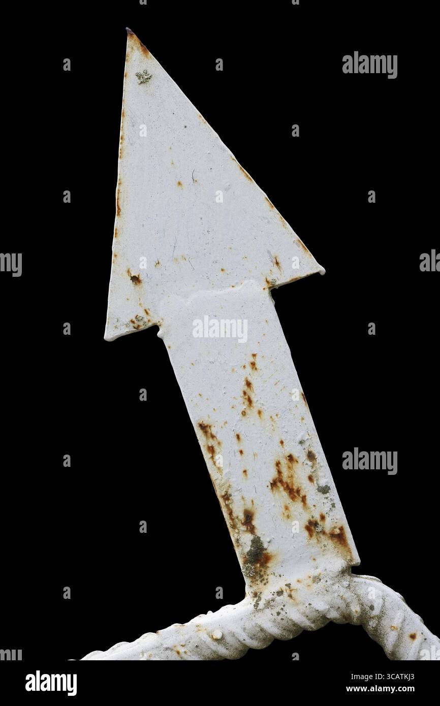 Elemento decorativo di una recinzione rurale - ferro arrugginito freccia bianca. Isolato su backgroun nero Foto Stock