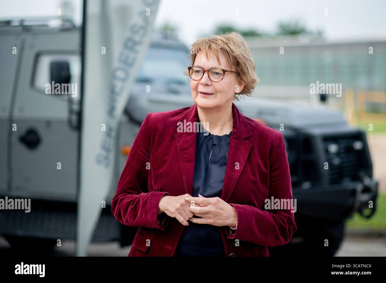 Oldenburg, Germania. 7 agosto 2025. Daniela Behrens (SPD), ministro degli interni della bassa Sassonia, si trova sui terreni dell'Accademia di polizia della bassa Sassonia come parte di un'esercitazione del comando operazioni speciali della bassa Sassonia (SEK). Le unità speciali della polizia di stato esistono nella bassa Sassonia da 50 anni. La Special Task Force (SEK) e la Mobile Task Force (MEK) vengono schierate quando vi è una particolare minaccia o sono richieste conoscenze specializzate. Crediti: Hauke-Christian Dittrich/dpa/Alamy Live News Foto Stock