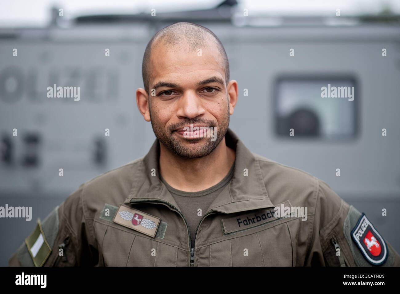 Oldenburg, Germania. 7 agosto 2025. Mauritius Fahrbach, capo del comando operazioni speciali della bassa Sassonia (SEK), si trova sui terreni dell'Accademia di polizia della bassa Sassonia durante un'esercitazione. Le unità speciali della polizia di stato nella bassa Sassonia esistono da 50 anni. La task force speciale (SEK) e la task force mobile (MEK) sono schierate quando sussiste una particolare minaccia o sono richieste conoscenze specializzate. Crediti: Hauke-Christian Dittrich/dpa/Alamy Live News Foto Stock