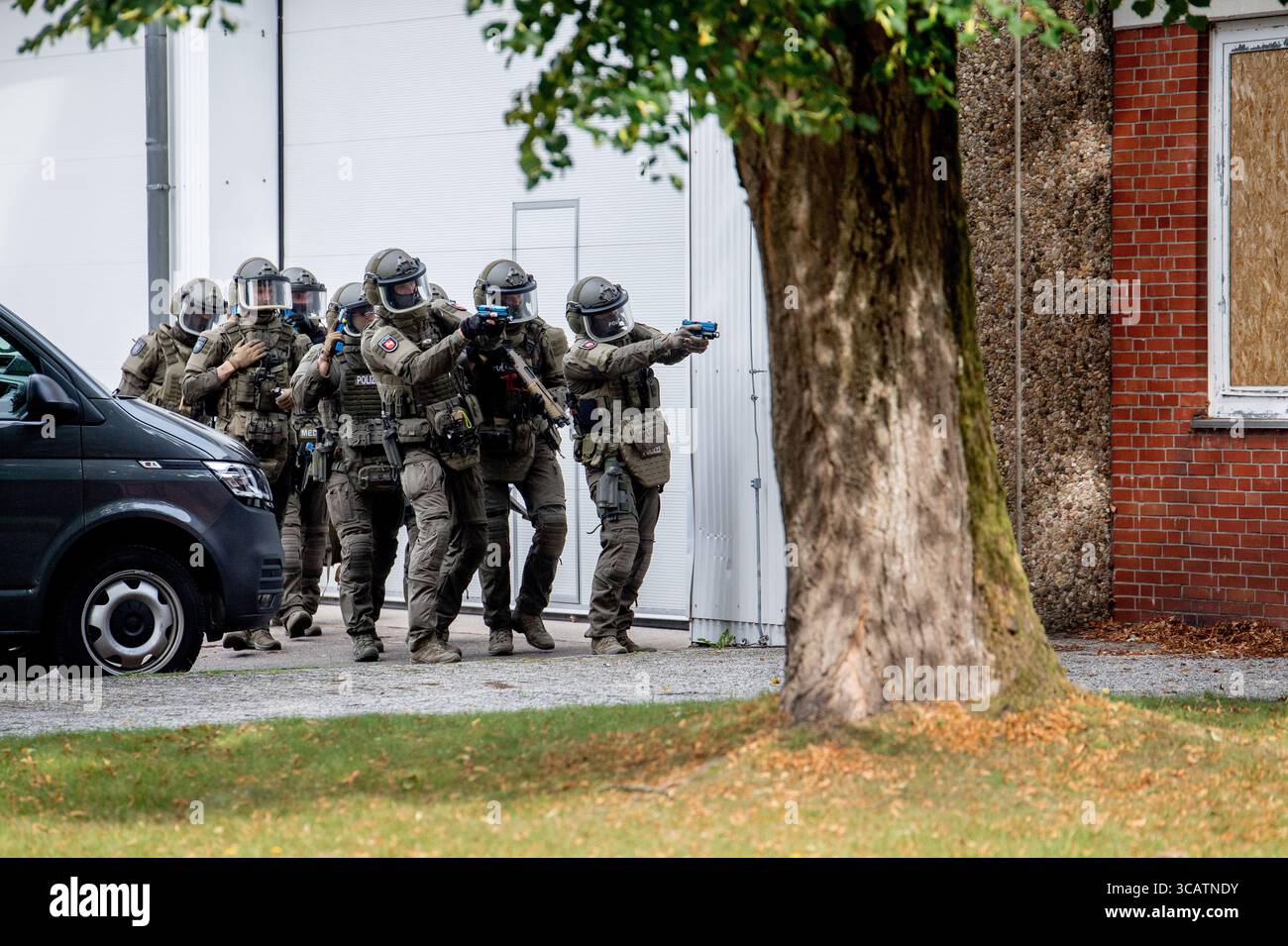 Oldenburg, Germania. 7 agosto 2025. Forze speciali del comando operazioni speciali della bassa Sassonia (SEK) assaltano un edificio sul terreno dell'Accademia di polizia della bassa Sassonia armato come parte di un esercizio per effettuare un arresto. Le unità speciali della polizia di stato esistono nella bassa Sassonia da 50 anni. La task force speciale (SEK) e la task force mobile (MEK) sono schierate quando sussiste una particolare minaccia o sono richieste conoscenze specializzate. Crediti: Hauke-Christian Dittrich/dpa/Alamy Live News Foto Stock