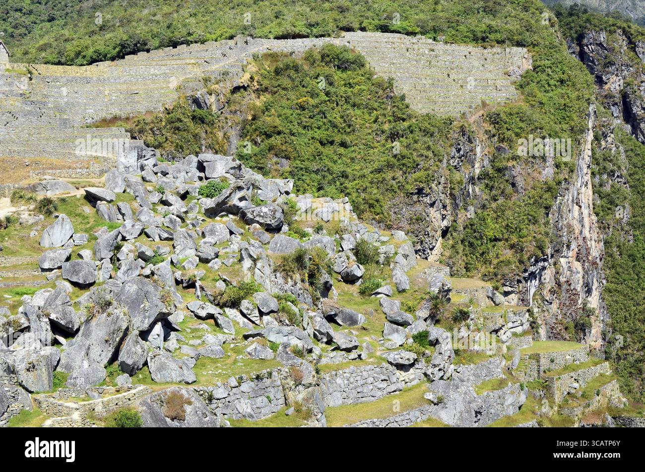 In una foto è possibile vedere tutta la storia delle Ande peruviane. Enormi massi di granito. Alberi e cespugli tropicali verdi. Rovine della A. Foto Stock