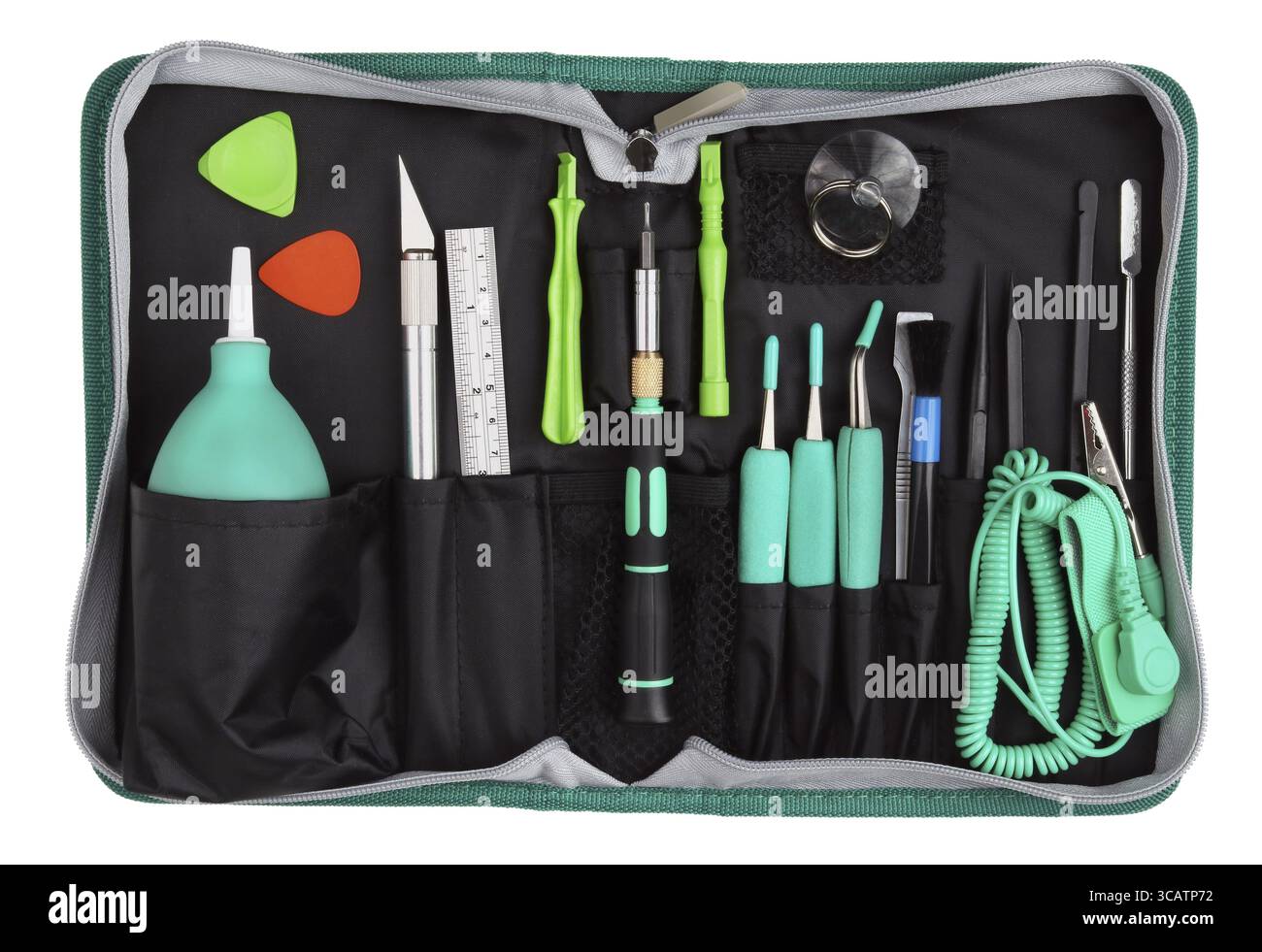 Kit di strumenti professionali senza nome per la riparazione di piccoli dispositivi elettronici. Isolato su uno studio bianco Foto Stock