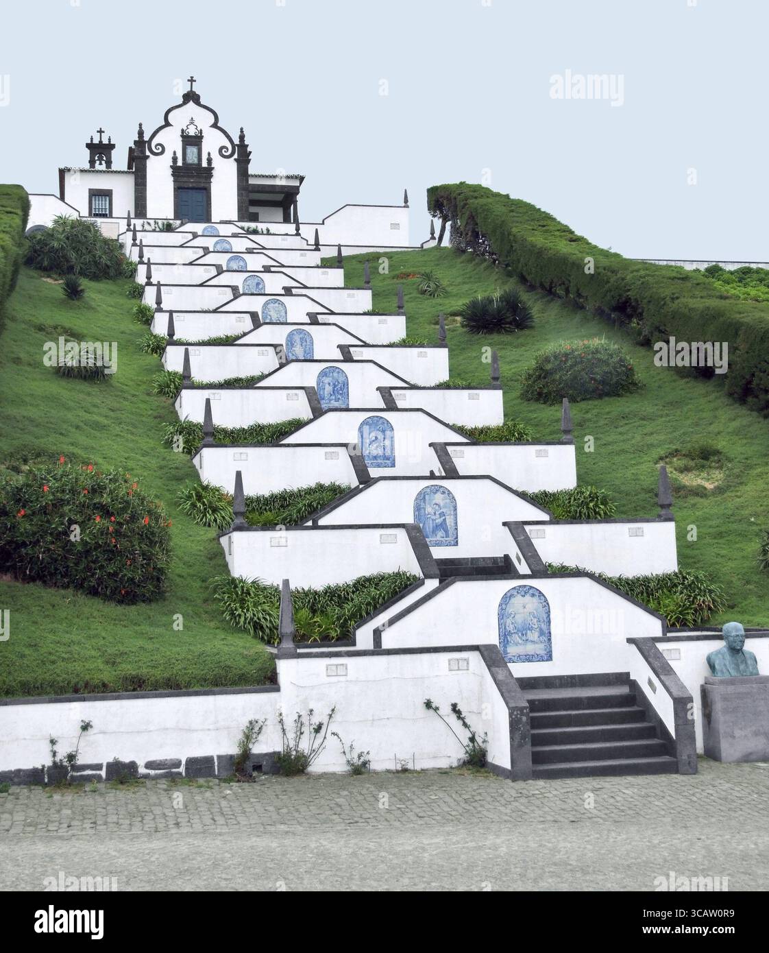 Chiesa di Sao Miguel, l'isola più grande dell'arcipelago delle Azzorre, che è un gruppo di isole vulcaniche situate nel mezzo dell'Atla settentrionale Foto Stock