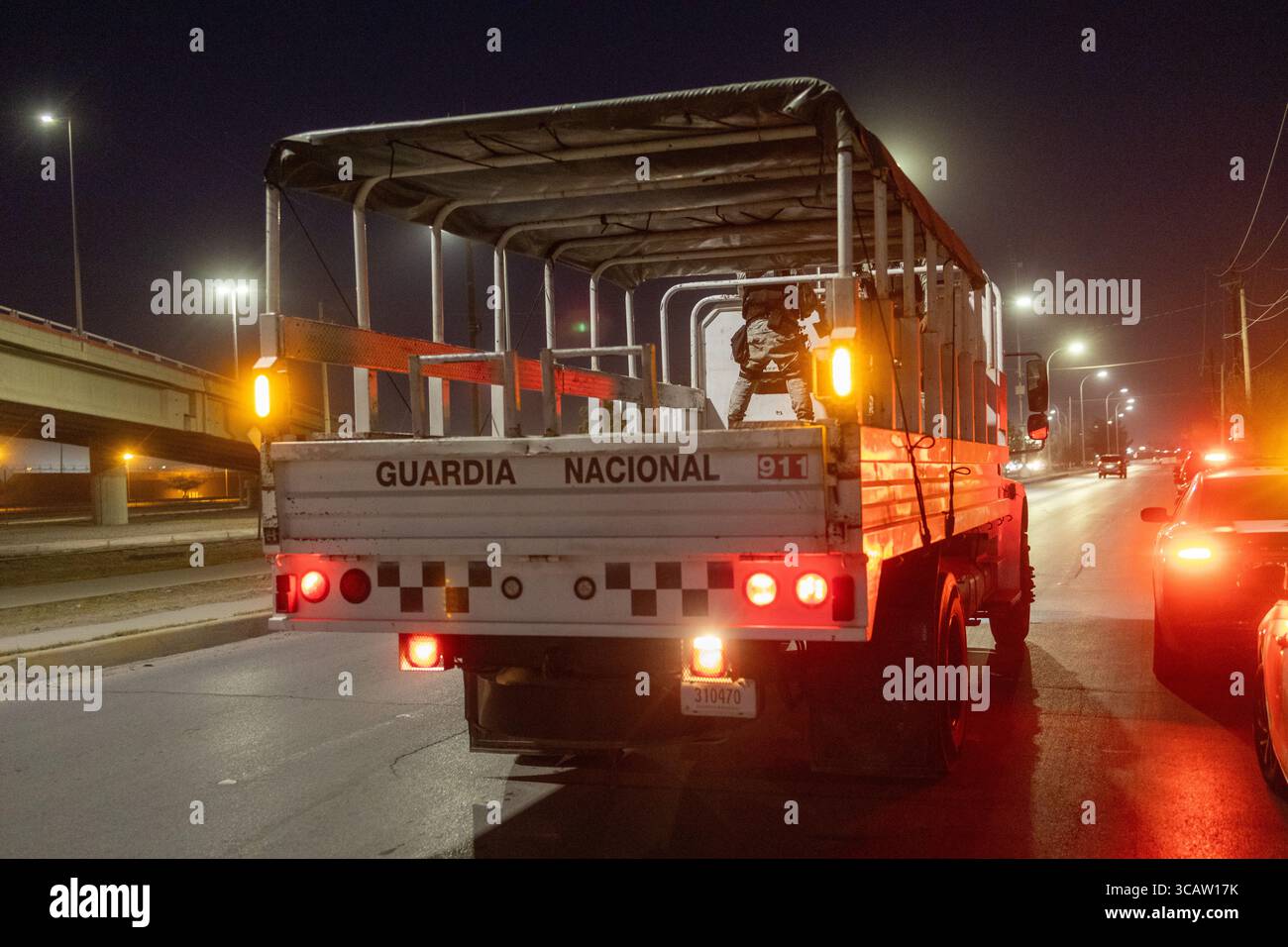 La Guardia Nazionale monitora il confine vicino a Ciudad Juarez durante le operazioni notturne. Foto Stock