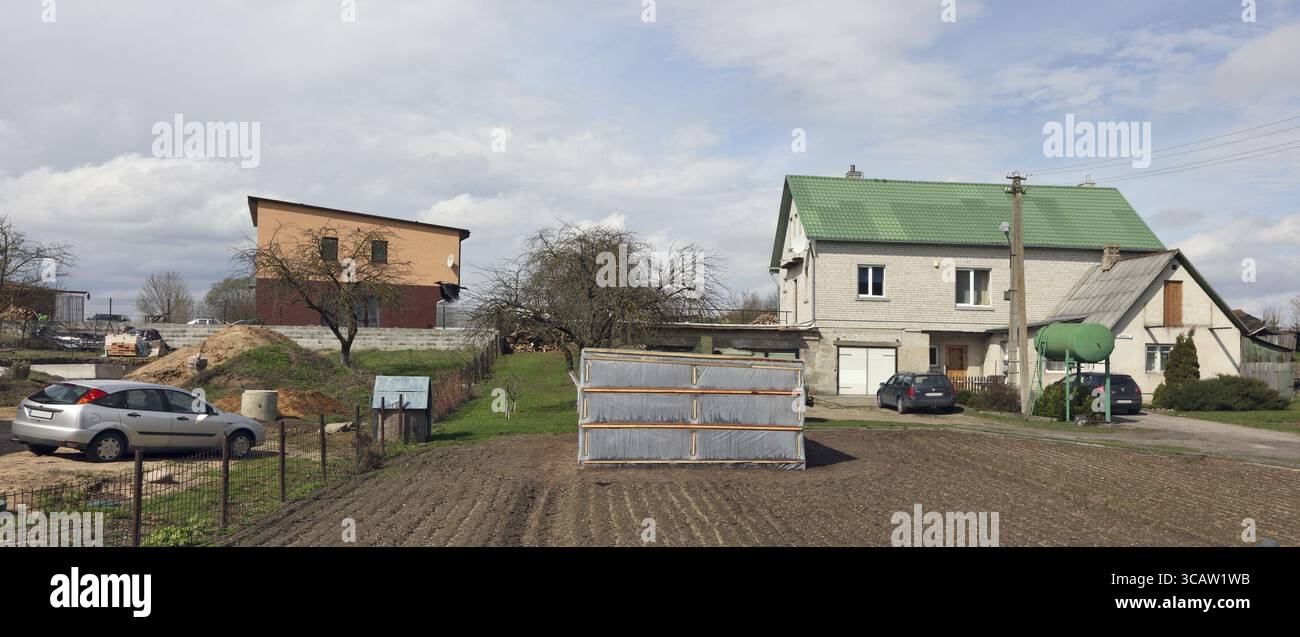 VILNIUS, LITUANIA - 17 APRILE 2016: Letti di patate primaverili, serra e case rurali su Salotes (Lime Lake) Street, in un'area verde ed ecologica di lit Foto Stock