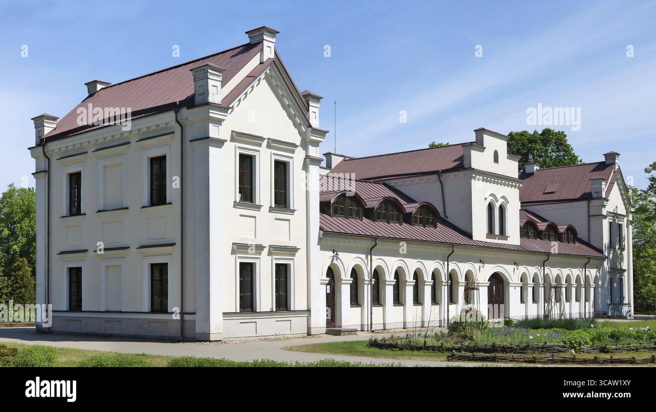VILNIUS, LITUANIA- 28 MAGGIO 2017: La costruzione dell'amministrazione e del museo delle scienze naturali nel territorio dell'orto botanico di Vilniu Foto Stock