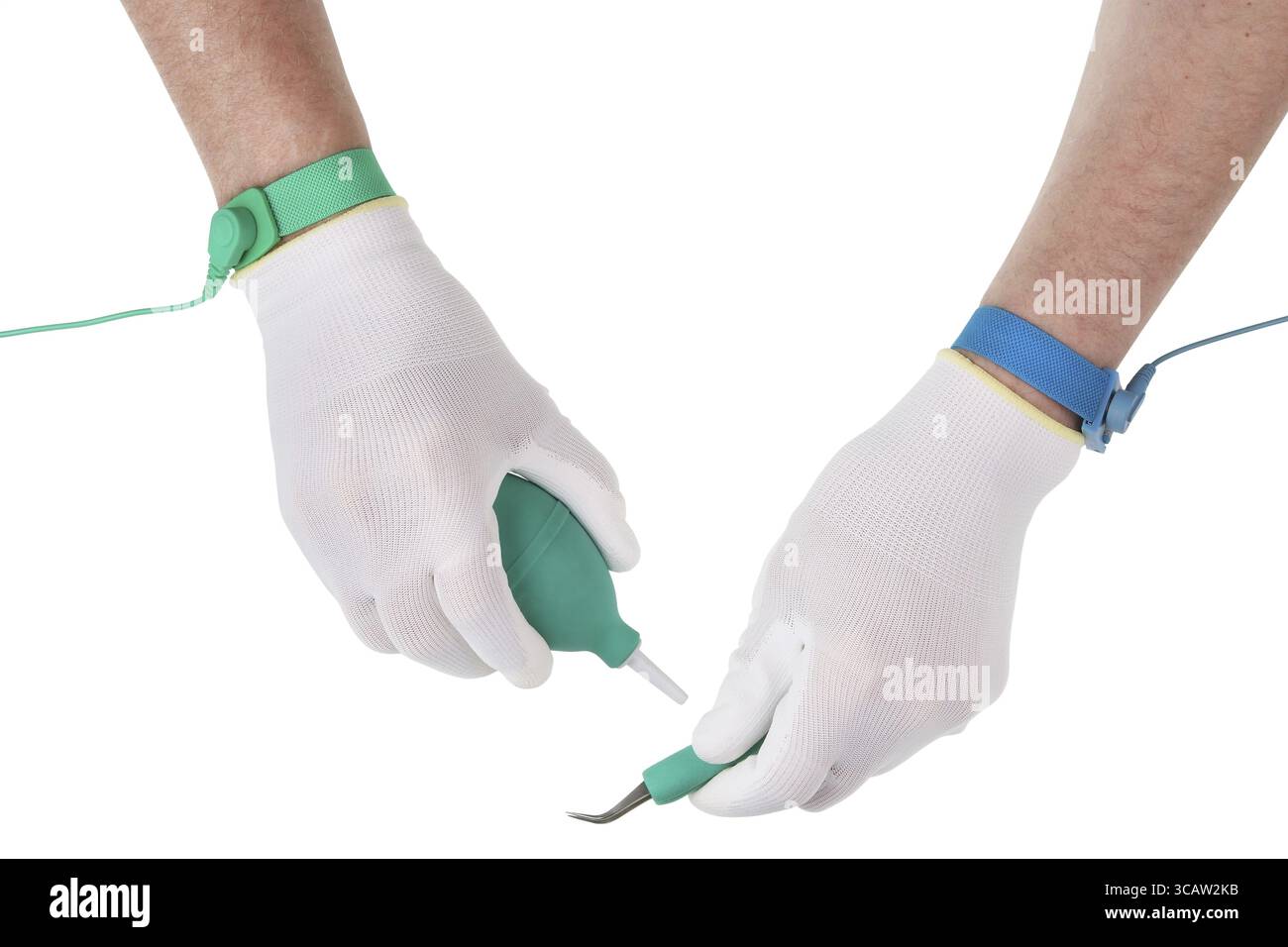 Guanti e braccialetti antistatici esd vengono utilizzati per riparare i moderni dispositivi elettronici. Le mani del riparatore trattengono gli attrezzi di pompaggio e pinzette. Isolato su Foto Stock