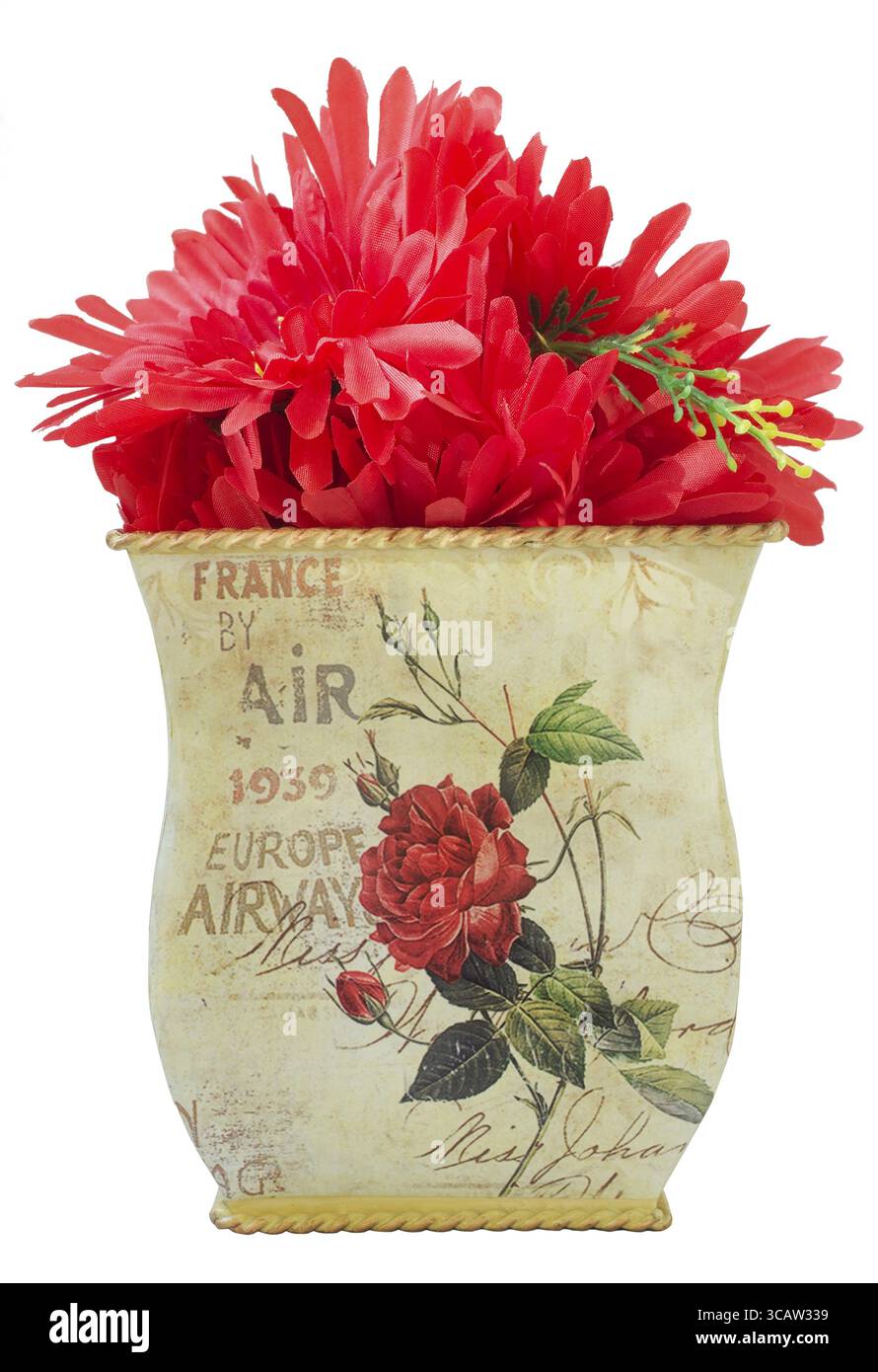 MOSCA, RUSSIA - 17 SETTEMBRE 2015: Vaso di stagno con fiori artificiali di stoffa rossa. La collezione di oggetti vintage retrò è dedicata alla prima UE francese Foto Stock