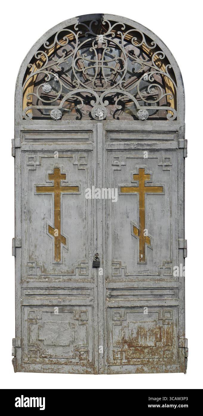 Porte sporche in legno chiuse della vecchia chiesa storica con croci cristiane dorate. La vernice grigia si è staccata dal tempo. Isolato su bianco Foto Stock