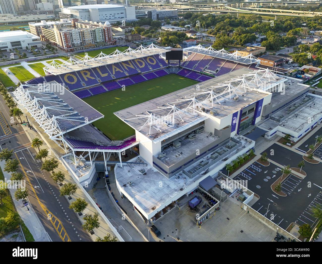 Orlando, Stati Uniti - 21 luglio 2025: Veduta aerea dei suggestivi sedili viola dell'Exploria Stadium e l'audace scritta "ORLANDO" si distinguono contro il Foto Stock