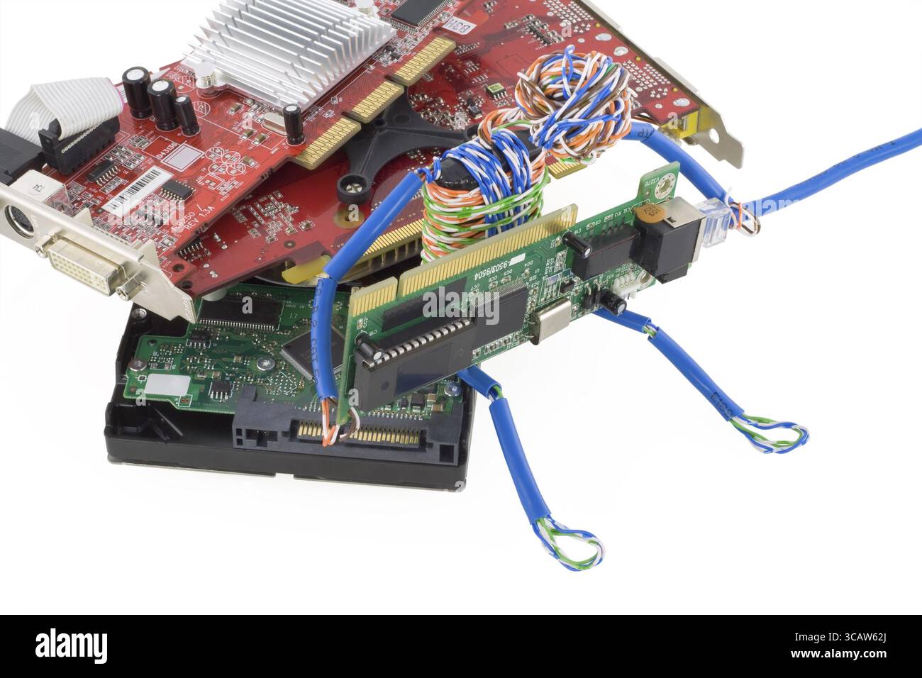 Uomo contorto seduto sulle schede del computer e collegare il cavo di rete LAN. Isolato su bianco. Con patch di ritaglio Foto Stock