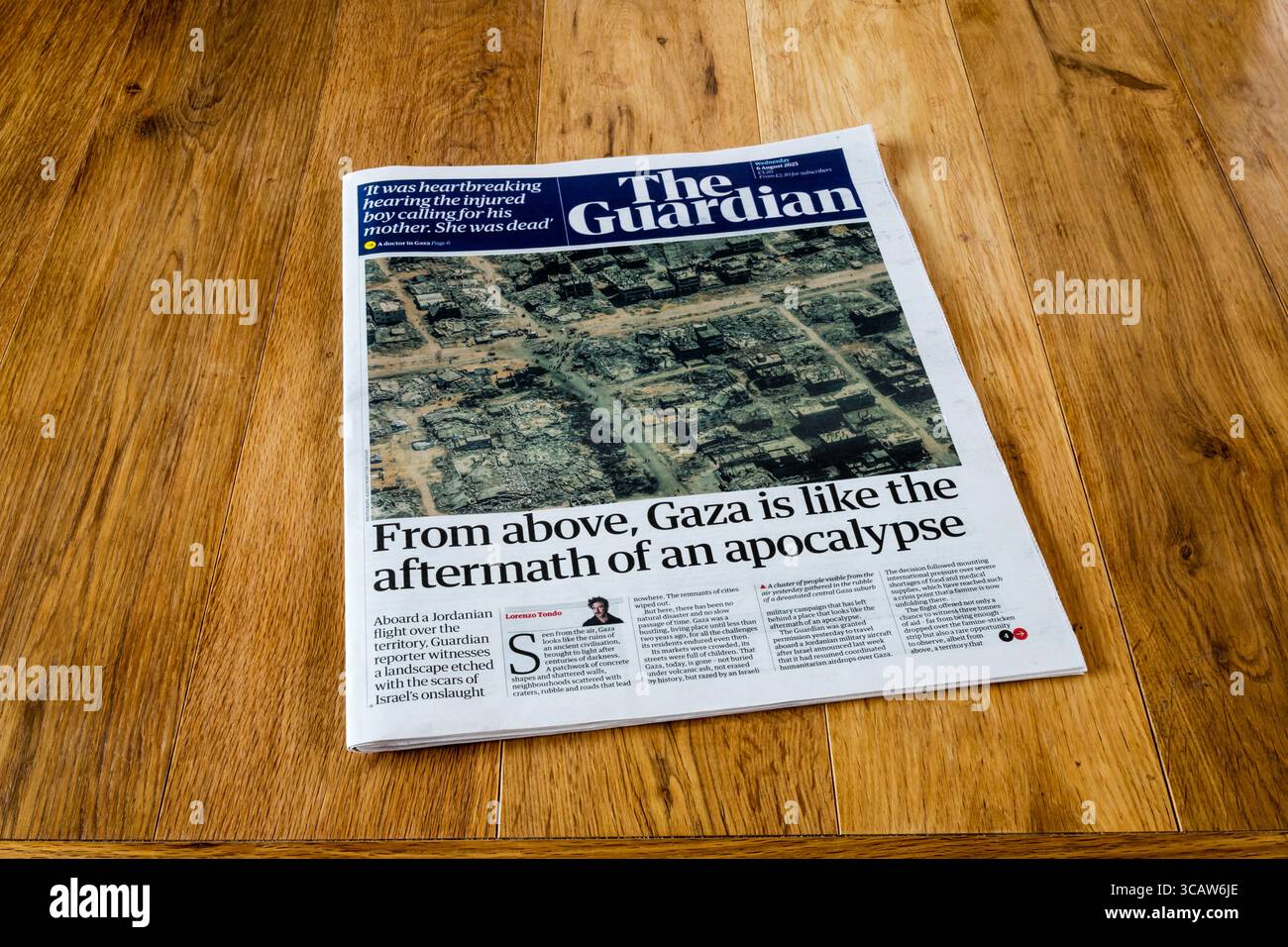 6 agosto 2025. Il titolo della prima pagina del Guardian è dall'alto, Gaza è come le conseguenze di un'apocalisse. Foto Stock