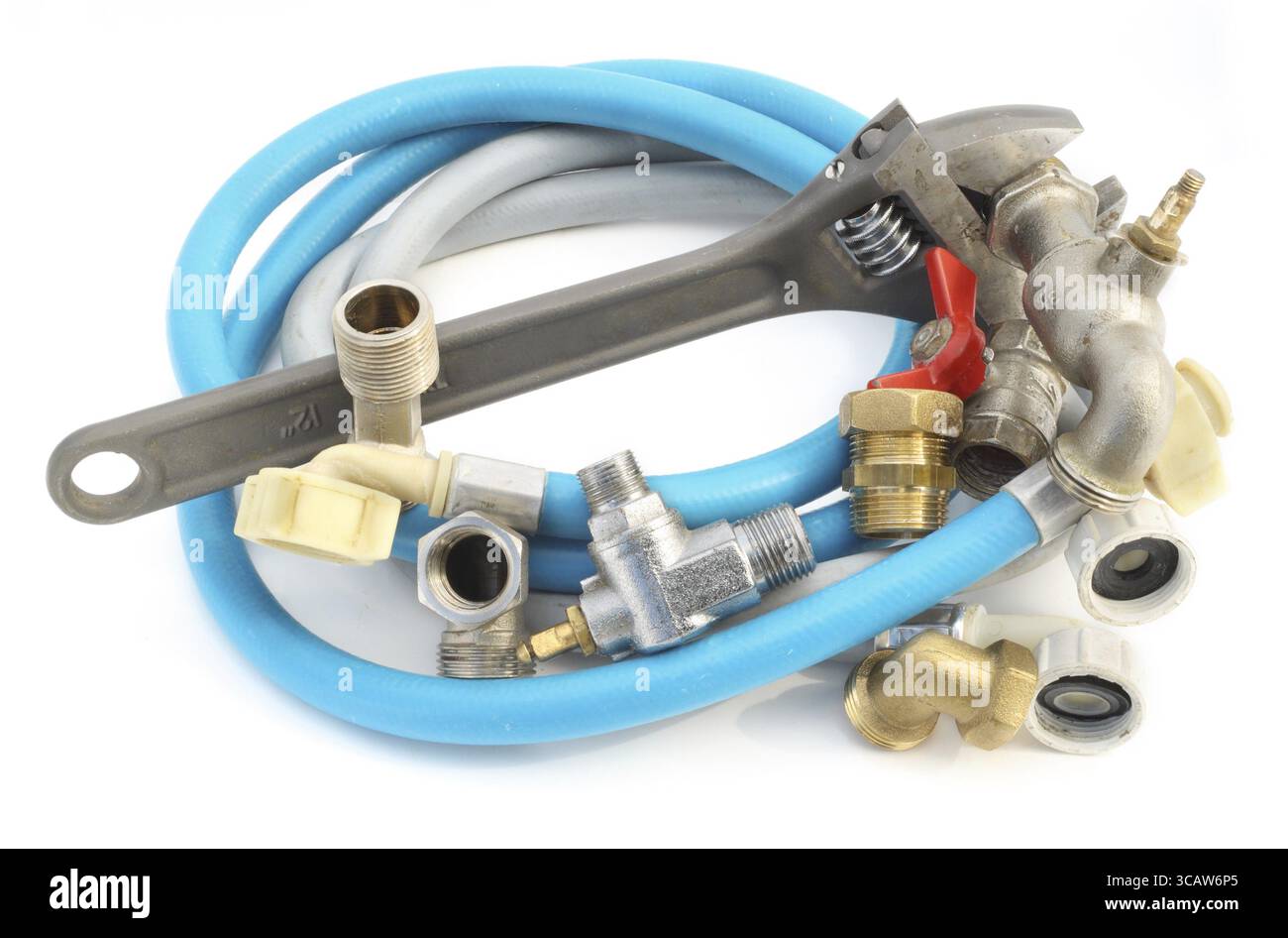 Gli attrezzi, i tubi flessibili e i cancelli per il collegamento dell'acqua. Isolato su bianco Foto Stock