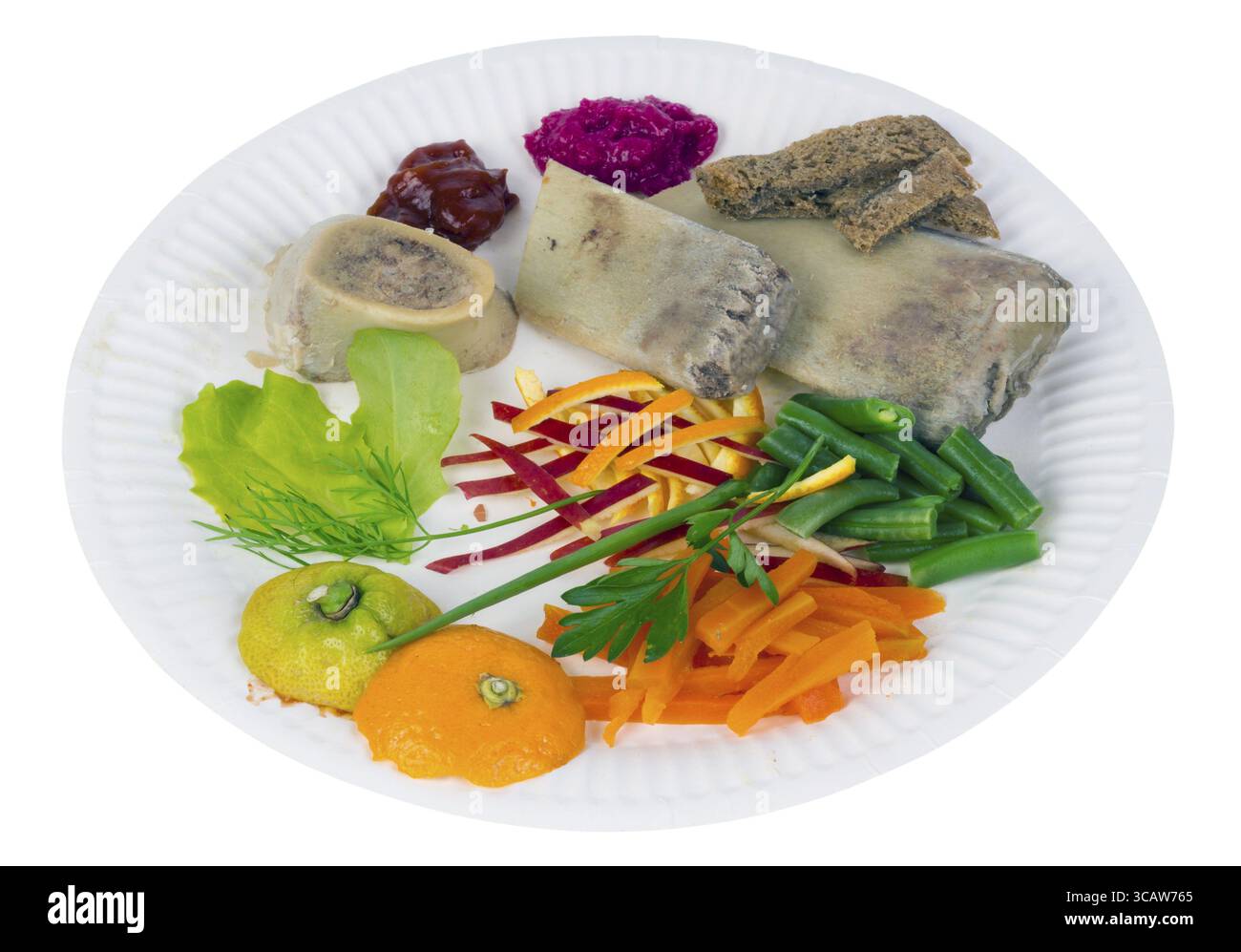 Ossa di manzo con verdure ketchup e ravanello di cavallo . Un concetto comico di cibo per i poveri in futuro. Isolato con patch Foto Stock