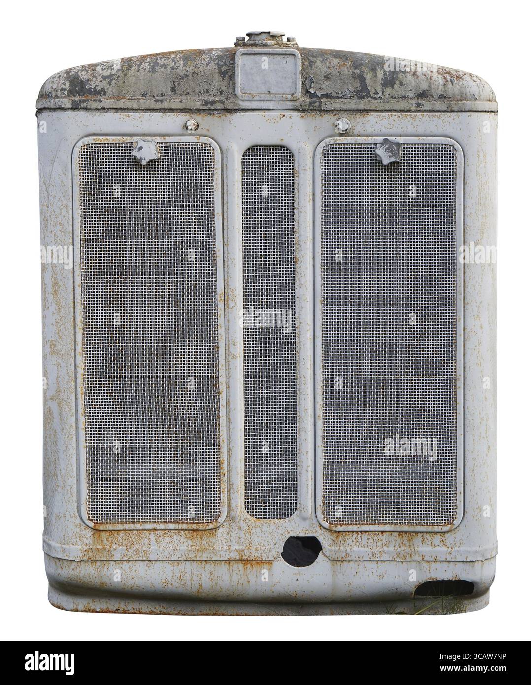 Radiatore arrugginito di un trattore agricolo retrò. Isolato su bianco Foto Stock