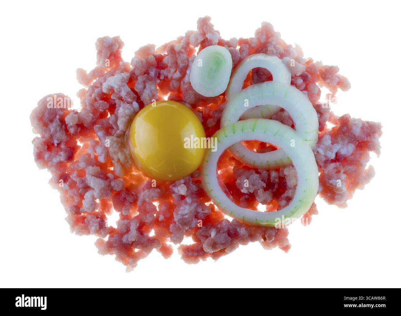 Carne macinata, cipolle e tuorlo d'uovo isolati Foto Stock