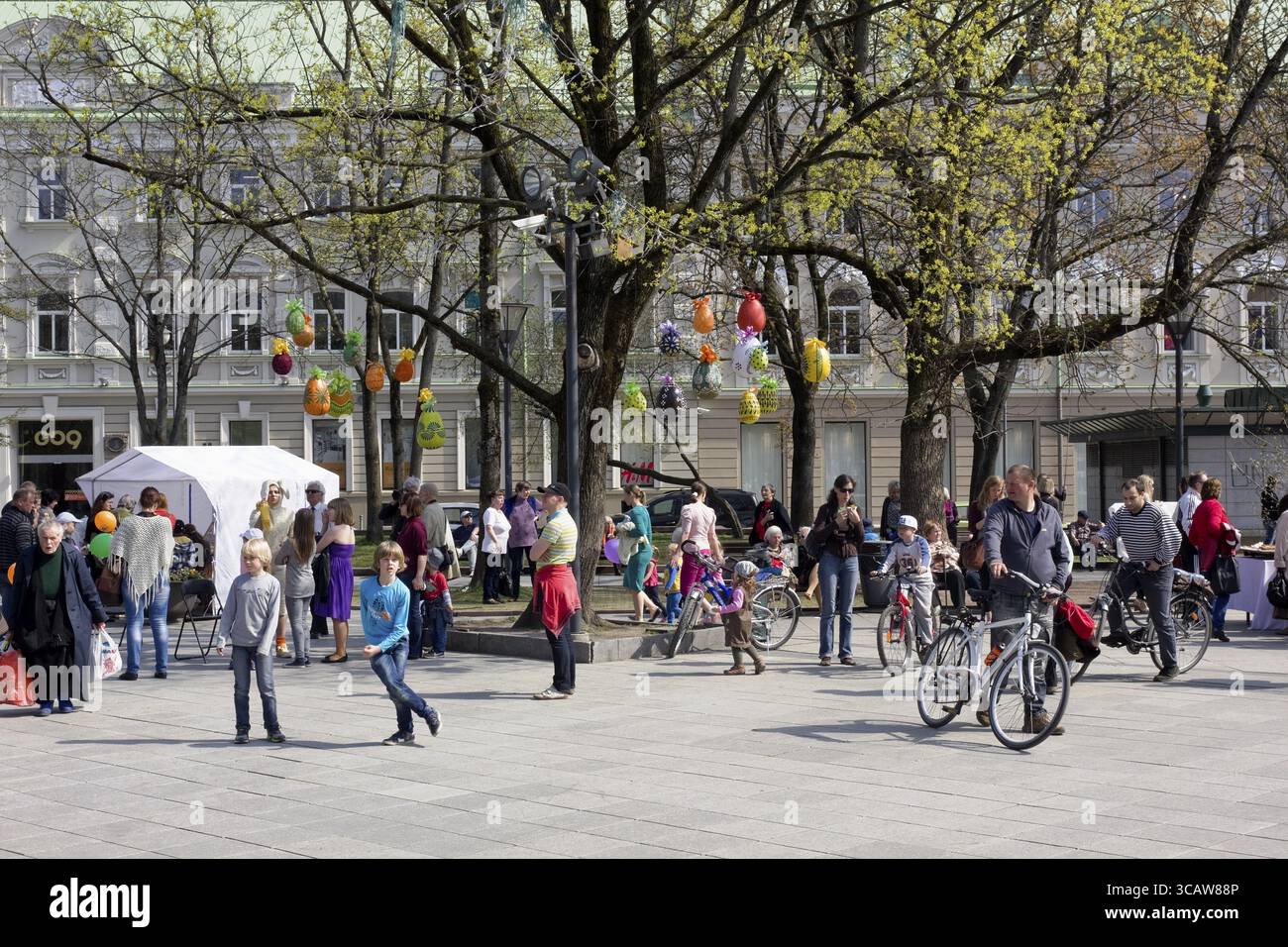 VILNIUS, LITUANIA - APRILE 2014: Uova di Pasqua decorative appese su un albero nel parco pubblico il 21 aprile 2014. In primavera appaiono centinaia di uova enormi Foto Stock
