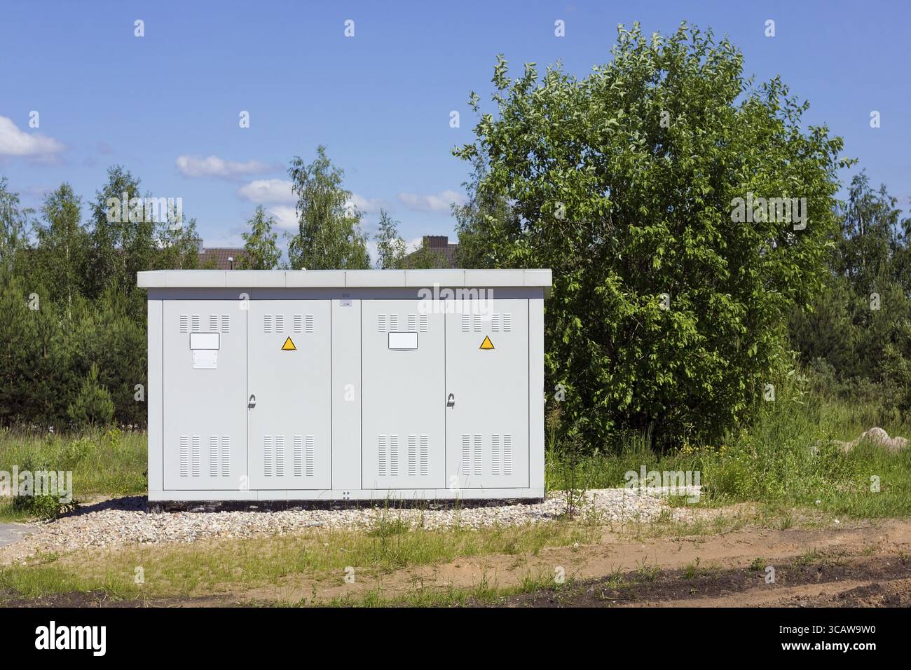 La sottostazione del trasformatore di energia solare si trova sulle fondamenta della ghiaia. Soleggiato giorno d'estate Foto Stock