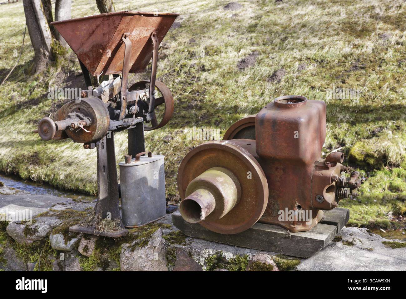 Piccoli trattori d'epoca, motori diesel e macchinari retrò nel villaggio. L'attrezzatura metallica è stata costruita più di cento anni fa. Produzione di massa Foto Stock