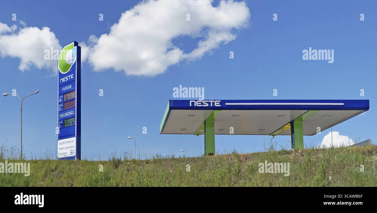 VILNIUS, LITUANIA - 16 GIUGNO 2017: Stazione di servizio di Neste nell'area ecologica residenziale della capitale lituana, Pilaite. La collina verde di erba e. Foto Stock