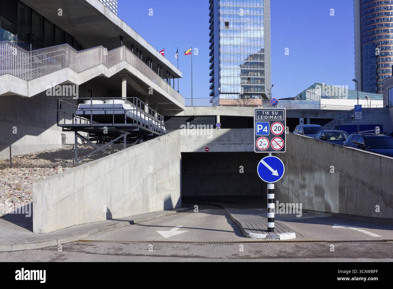 VILNIUS, LITUANIA - 13 FEBBRAIO 2016: Moderno parcheggio sotterraneo nella città di Vilnius. Lo stipendio lordo annuo medio nella città di Vilnius era di circa â‚¬1 Foto Stock