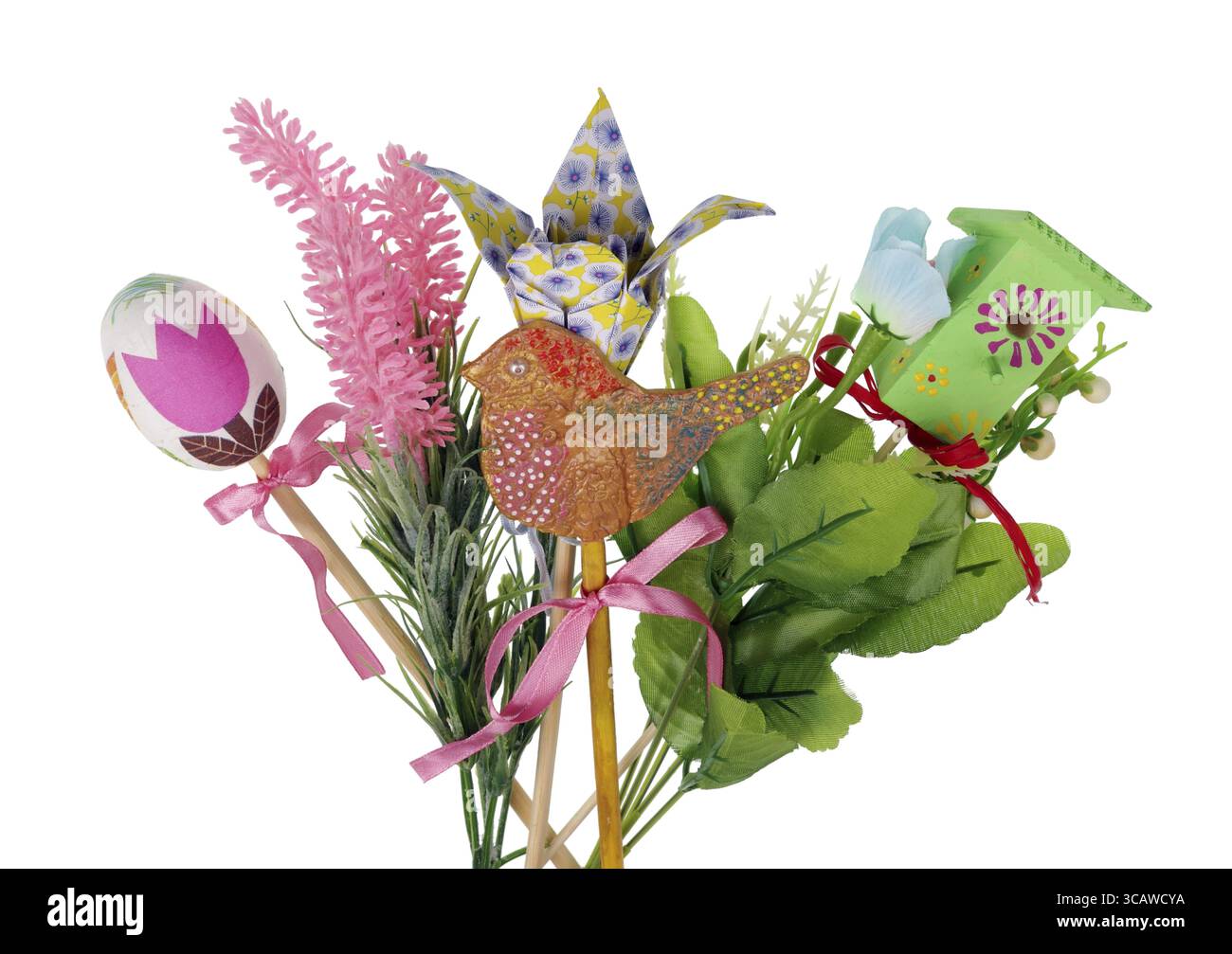 In casa la Pasqua bouquet di argilla, legno e carta. Macro isolato studio shot Foto Stock