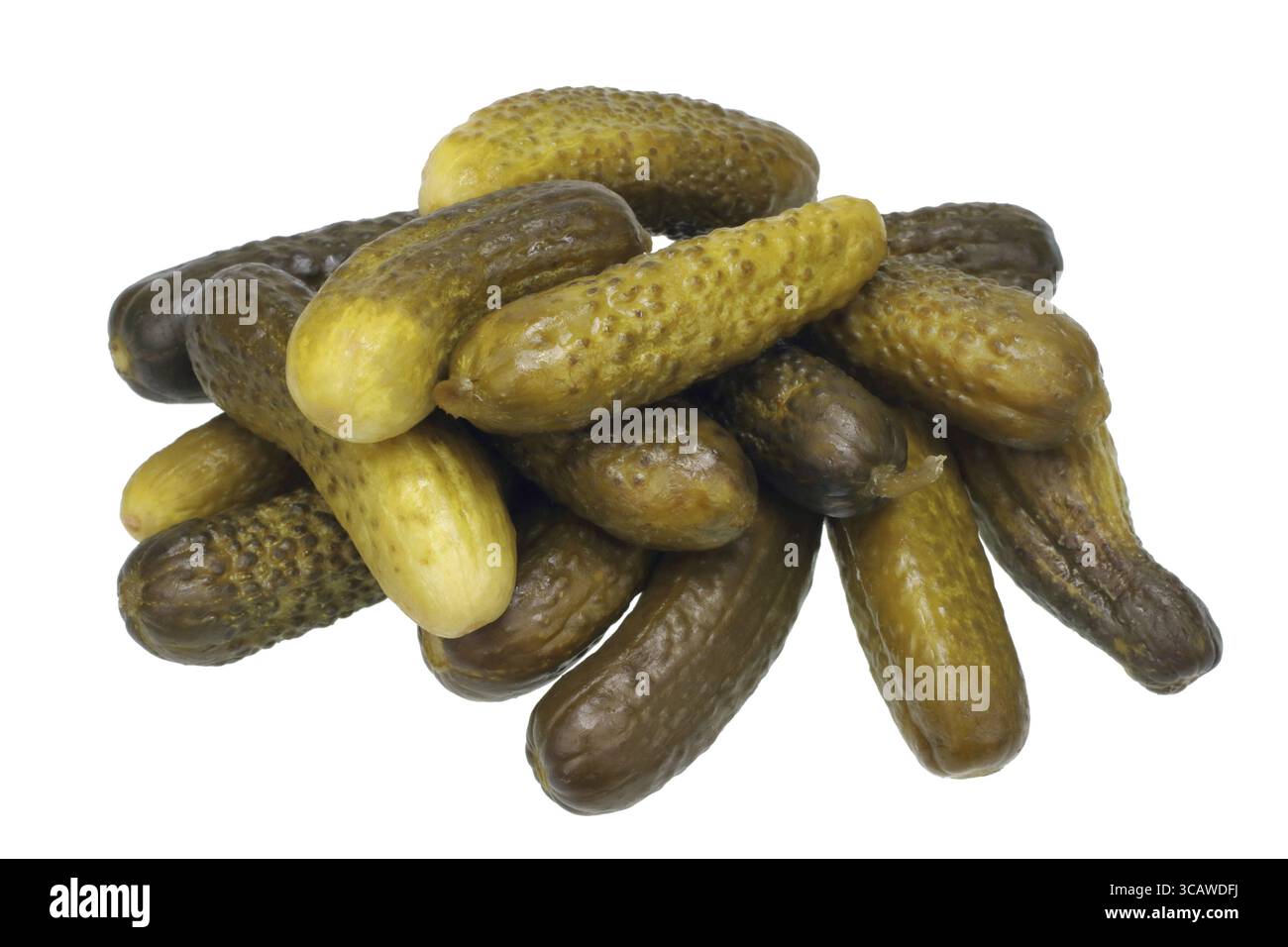Un sacco di cetrioli marinati sottaceti su una tabella per le vacanze. Isolato Foto Stock