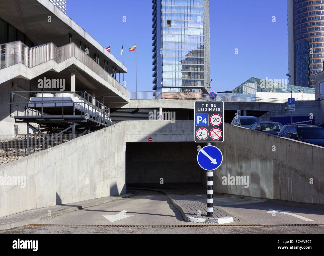 VILNIUS, LITUANIA - 13 FEBBRAIO 2016: Moderno parcheggio sotterraneo nella città di Vilnius. Lo stipendio lordo annuo medio nella città di Vilnius era di circa â‚¬1 Foto Stock